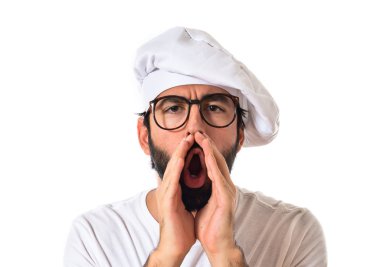 Beyaz arka plan üzerinde bağırarak Şef