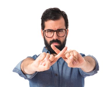 Hiçbir hareketi yapan genç hippi erkek