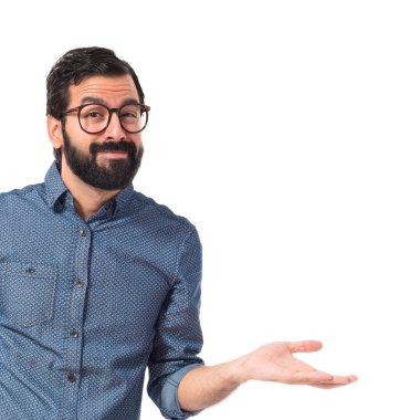 Beyaz arka plan üzerinde şüpheleri genç hipster adam  