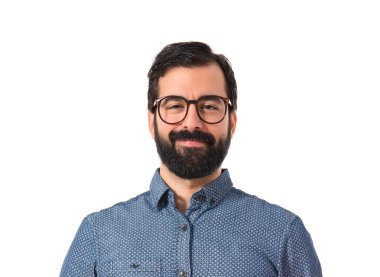 Mutlu genç hipster adam beyaz arka plan üzerinde