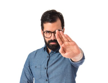 Genç hippi dur işareti yapıyor.