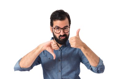 Bir iyi-kötü işaret yapma genç hipster adam