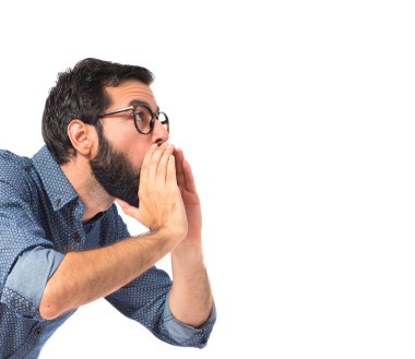 Beyaz arka plan üzerinde bağırarak genç hipster adam