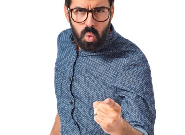 İşaret ve bağırarak genç hipster adam