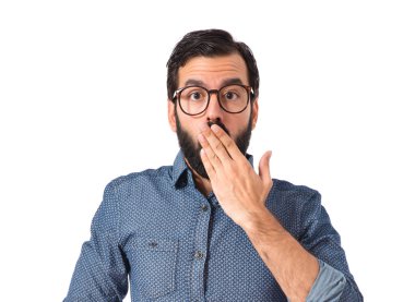 Genç hippi sürpriz jest yapıyor.