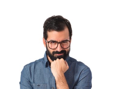 Beyaz arka plan üzerinde düşünme genç hipster adam