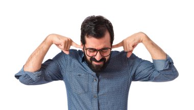 Kulakları kapsayan genç hipster adam