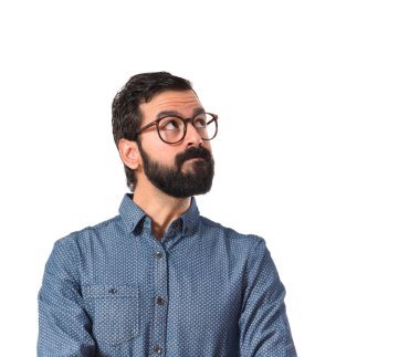 Beyaz arka plan üzerinde düşünme genç hipster adam