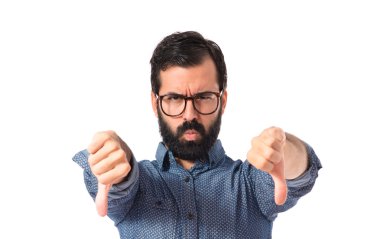 Kötü sinyal yapan genç hippi erkek