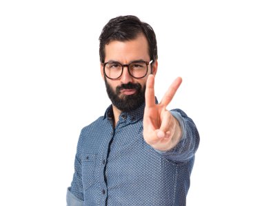 Zafer jest yapan genç hippi erkek