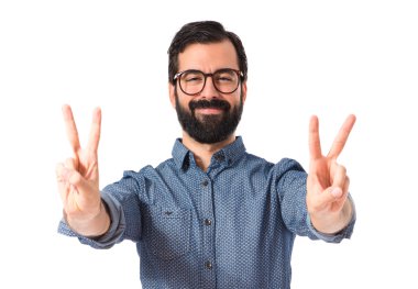 Zafer jest yapan genç hippi erkek