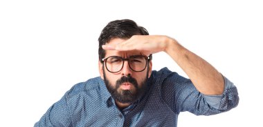 Bir şey beyaz arka plan üzerinde gösterilen genç hipster adam 