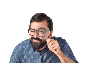 Büyüteç ile genç hipster adam