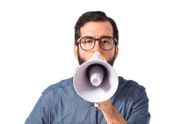 Genç hipster adam tarafından megafon bağırarak