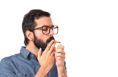 Genç hipster adam beyaz arka plan üzerinde Sigara