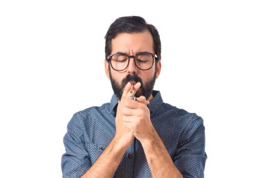 Genç hipster adam beyaz arka plan üzerinde Sigara