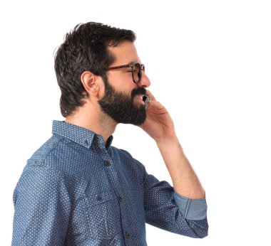 İçin mobil konuşan genç hipster adam