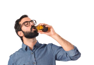 Sarhoş kişi bira içmek 