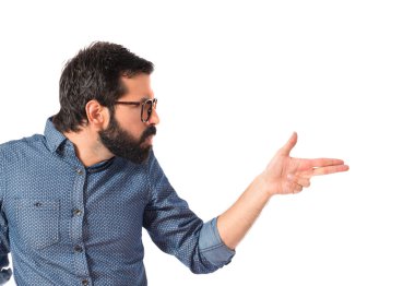 Genç hipster adam silah jest yapma