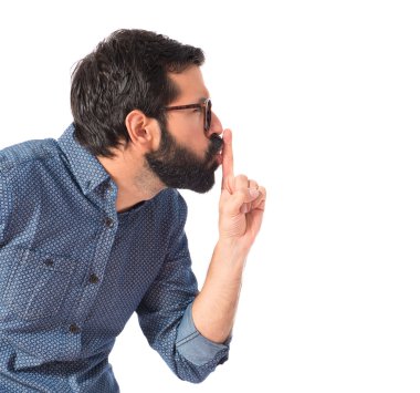 Genç hippi sessiz jest yapıyor.