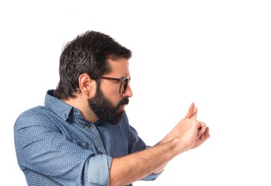 Hiçbir hareketi yapan genç hippi erkek