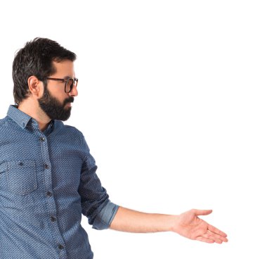 Bir anlaşma yapmadan genç hipster adam