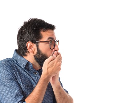 Genç hippi sürpriz jest yapıyor.