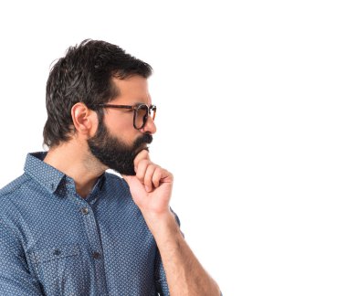 Beyaz arka plan üzerinde düşünme genç hipster adam 