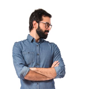 Genç hipster adam kollarını ile geçti