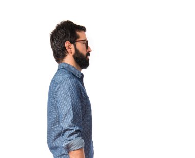 Genç hipster adam beyaz arka plan üzerinde