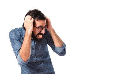 Korkmuş hipster adam beyaz arka plan üzerinde