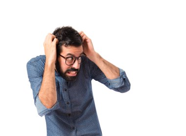 Korkmuş hipster adam beyaz arka plan üzerinde