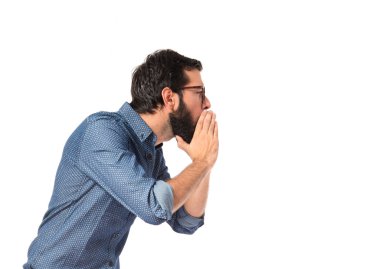 Beyaz arka plan üzerinde bağırarak genç hipster adam  