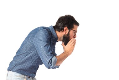 Beyaz arka plan üzerinde bağırarak genç hipster adam  