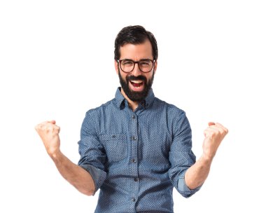 Şanslı genç hipster adam beyaz arka plan üzerinde