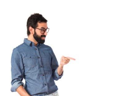 Beyaz arka plan üzerinde shomething gösteren genç hipster adam