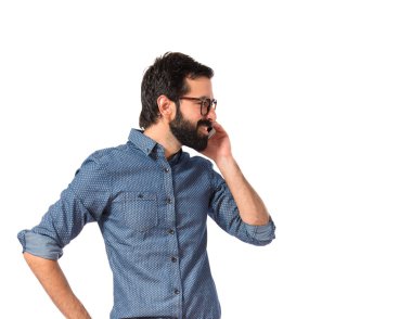 İçin mobil konuşan genç hipster adam