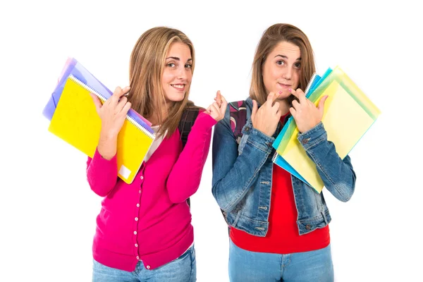 Student vrouwen met haar vingers gekruist op witte achtergrond — Stockfoto