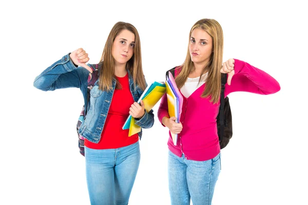 Studenti che fanno cattivo segnale su sfondo bianco — Foto Stock