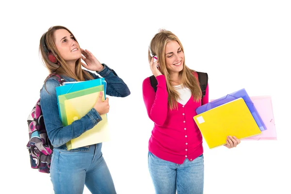 Studenten muziek luisteren op witte achtergrond — Stockfoto