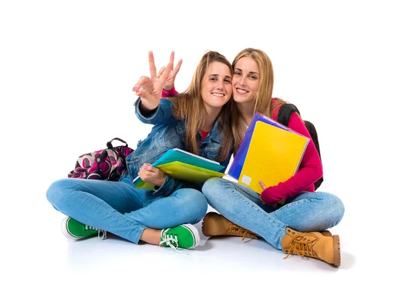 Ok işareti yapım öğrenci kadınlar arka plan beyaz — Stok fotoğraf