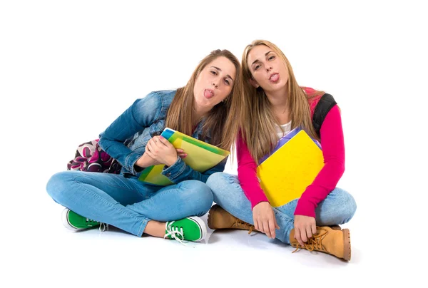 Estudantes fazendo uma piada sobre fundo branco isolado — Fotografia de Stock