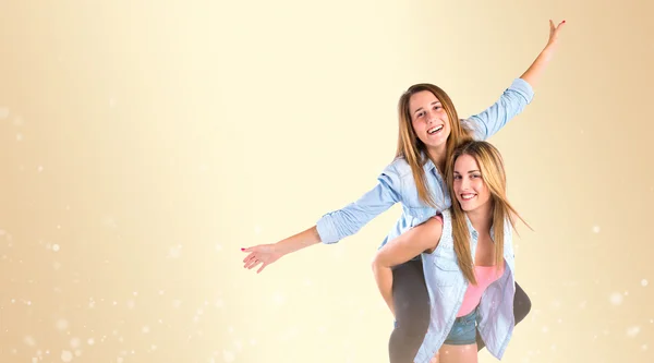 Amigos jugando sobre fondo amarillo — Foto de Stock