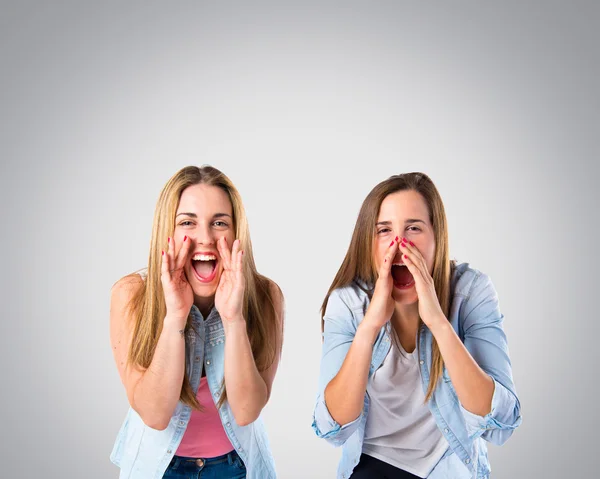 Amigos gritando sobre fondo gris —  Fotos de Stock