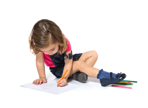 Kind zeichnet Buntstifte auf weißem Hintergrund — Stockfoto
