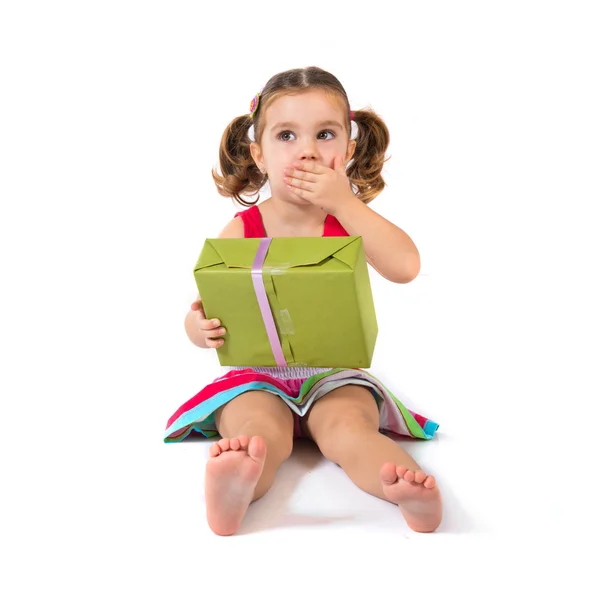 Kid segurando um presente sobre fundo branco — Fotografia de Stock