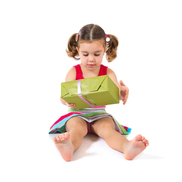 Kid segurando um presente sobre fundo branco — Fotografia de Stock