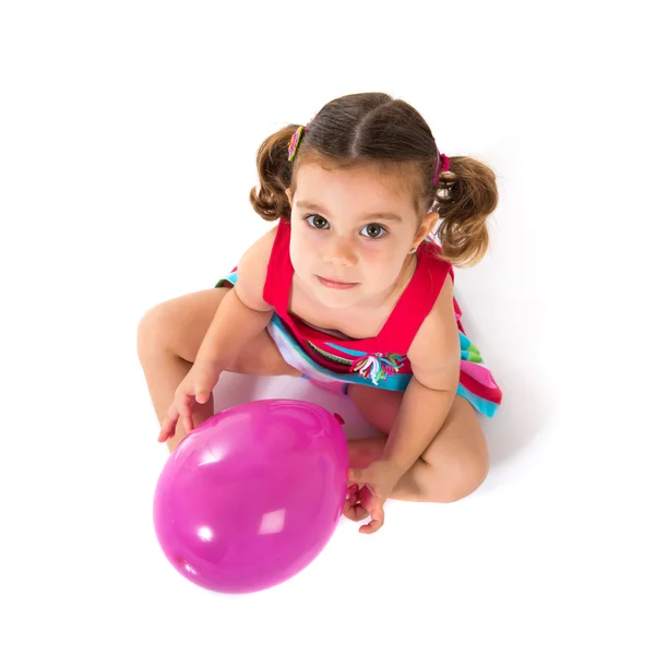 Niño jugando con globos sobre fondo blanco — Foto de Stock