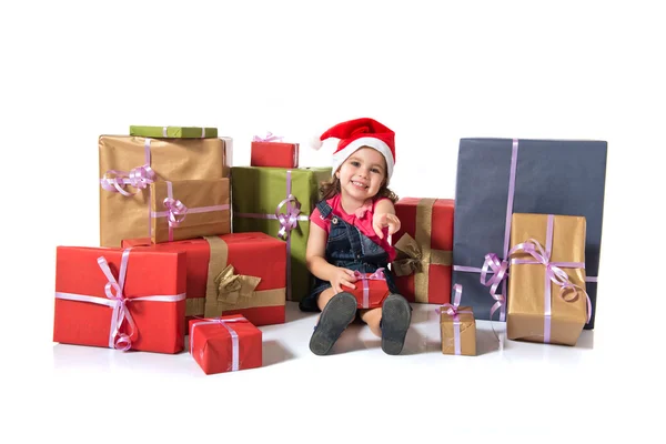 Rubia navidad niño alrededor de varios regalos que apuntan a la parte delantera —  Fotos de Stock