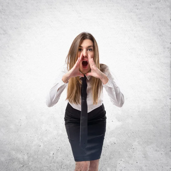 Jovem empresária gritando sobre fundo branco isolado — Fotografia de Stock